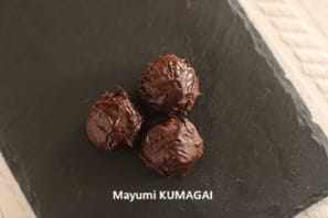 ピーナッツのチョコがけのセンターにテンパリングチョコをコーティングしたトリュフ・カカウェットTruffes aux cacahuètes。