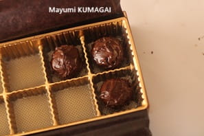 ピーナッツのチョコがけのセンターにテンパリングチョコをコーティングしたトリュフ・カカウェットTruffes aux cacahuètes。